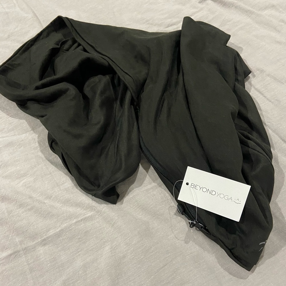 NWT Black Beyond Yoga Scarf with Hidden Pocket!
